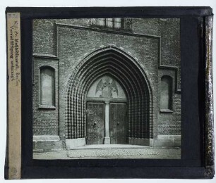 Kolberg, Mariendom : Außenansicht von W, Hauptportal