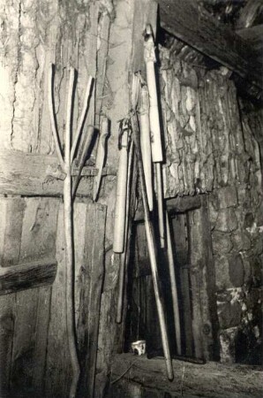 Landwirtschaftliches Arbeitsgerät in Kreckwitz : Land- und Viehwirtschaft - Getreideernte. Ort: Krakecy / Kreckwitz. Haus Nr. 2. Deichselgabel, Dreschflegel und Hölzer (zum Abnehmen und Binden der Garben)