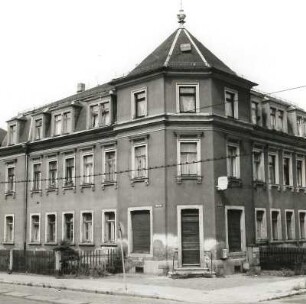 Dresden-Mickten, Herbststraße 15/Ecke Sternstraße. Wohnhaus mit Ladeneinbau (um 1900). Eckansicht von Südosten