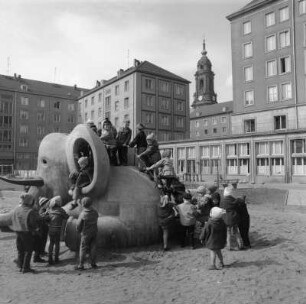 Dresden. Innenhof der Bebauung zwischen Weißer Gasse und Gewandhausstraße mit kleinem Spielplatz