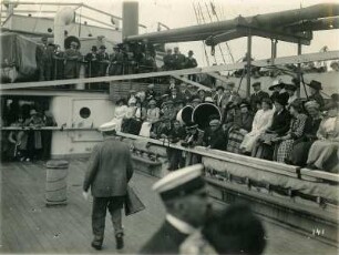 Zuschauer bei Bordspielen an Deck eines Passagierdampfers, vermutl. Cleveland : Bordaufnahmen. Zuschauer bei Bordspielen an Deck eines Passagierdampfers, vermutl. Cleveland