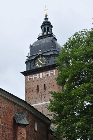 Strängnäs - der Turm des Domes : Der Turm des Domes überragt die Stadt, aufgenommen am 23. Juli 2012 in Strängnäs