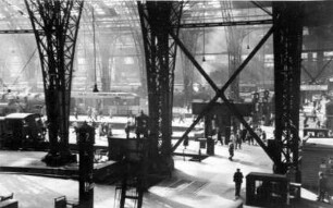 Frankfurt: Hauptbahnhof, Querhalle, mit Zügen