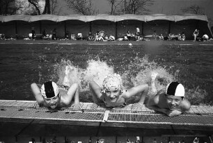 Badebetrieb im Rheinhafenbad