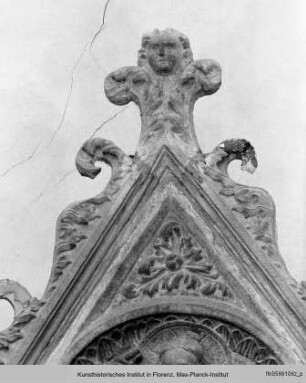 Baldachin : Giebel mit Salvator-Relief in Tondo