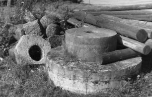 Kodersdorf-Wiesa. Windmühlengehöft Hartmann, Mühlsteine