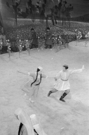 Szenenbilder aus dem Ballett "Gajaneh" von A. Chatschaturjan, Regie Gruber mit E. Vesko u.a., Deutsche Staatsoper Berlin, Premiere 21.10.1955