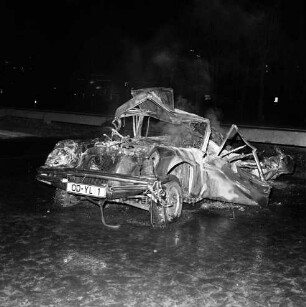 A 1: bei Todendorf, in Höhe Autobahnraststätte Buddikate: Verkehrsunfall: ausgebranntes Wrack von Unfallfahrzeug, Qualm: hinten Leitplanke, 30. November 1971