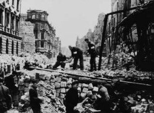 Szene aus dem Dokumentarfilm "Die Befreiung Dresdens": Aufräumarbeiten