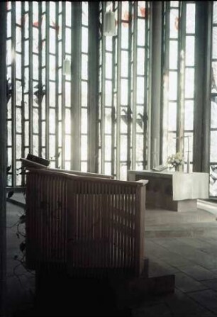Freiburg i. Br.: Ludwigskirche, Chorfenster von innen mit Kanzel