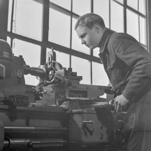 Lehrling bei Borgward arbeitet an einer Drehmaschine