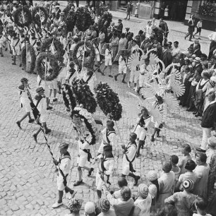Kamenzer Forstfest. Festumzug, Gruppe mit Abschießvögeln
