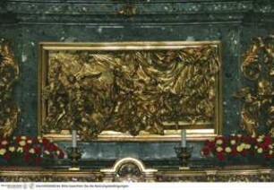 Altar des heiligen Ignatius, Sockel: Szenen aus dem Leben des heiligen Ignatius, Zentrales Relief: Der heilige Petrus erscheint dem kranken Ignatius