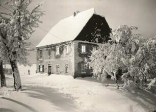 Gottesgab (heute Boží Dar / Tschechien). Verschneites Wohnhaus