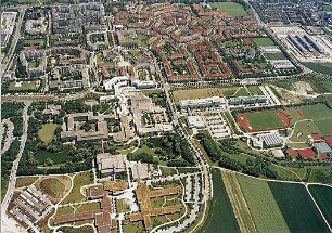 Hansjakob, Gottfried; Augsburg - Universitätsviertel; Neue Universität und Wohnbebauung Universitätsviertel, Außenanlagen, Freiflächengestaltung - Luftbild Universitätsviertel, Nahaufnahme Campus