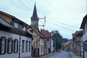 Hauptstraße mit Häuserzeilen, hinten Kirchturm