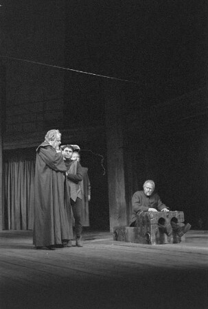 Reportage aus der Inszenierung "König Lear" von W. Sakespeare, Regie W. Langhoff, mit W. A. Kleinau als Lear u.a., Deutsches Theater Berlin, 1957