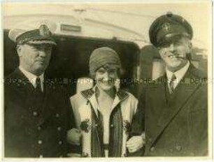 Kapitänleutnant Felix Graf Luckner mit seiner schwedischen Ehefrau Ingeborg Engeström und Kapitän Leopold Ziegenbein an Bord des Hochseepassagierdampfers "Bremen"