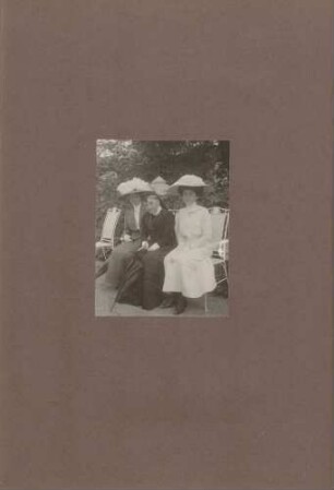 Großherzogin Luise mit Prinzessin Hermine zu Schönaich-Carolath und einer weiteren Dame im Garten von Schloss Mainau