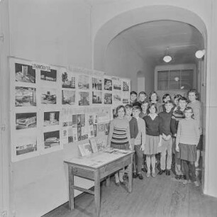 Sorbische Oberschule : Bautzen. Sorbische Oberschule. Schüler vor einer gestalteten Wandzeitung