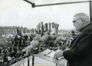 Kundgebung zum 1.Mai 1964 auf dem Platz der Republik vor dem Berliner Reichstag