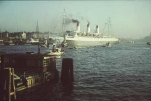 Luxusdampfer "Cap Arcona" : Luxusdampfer "Cap Arcona" (1927; Blohm und Voss) der Hamburg Südamerikanische Dampfschifffahrts-Gesellschaft (HSDG) im Hamburger Hafen