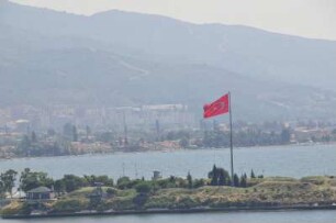 Izmir - Militärgelände mit Fahne : Über einem Militärgelände auf einer Landzunge im Golf von Izmir weht eine überdimensionale türkische Fahne. Aufgenommen in Izmir am 29. Juni 2010