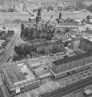 Innere Altstadt von Dresden : Blickrichtung Nordosten über das Taschenbergpalais und Residenzschloss zur Elbe