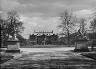 Palais im Großen Garten : Dresden. Großer Garten. Blick von den Kentaurengruppen "Eurytion raubt Hippodamia" und "Nessos raubt Deïaneira" (um 1720; A. Corradini) zum Palais (1678-1683; J. G. Starcke)