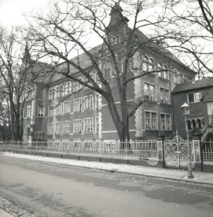 Dresden-Trachau, Böttgerstraße 11. Alte Schule (1897/1899) (heute 56. Mittelschule). Straßenansicht mit Übergang zur Turnhalle