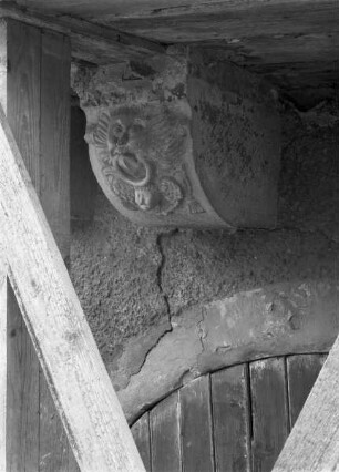 Konsole mit Löwenkopf und Cherubim