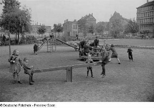 Kinder auf einem Spielplatz