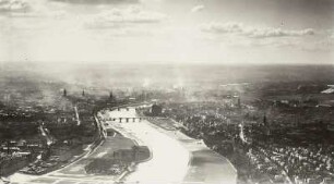 Dresden. Stadtzentrum über die Elbe mit Albertbrücke und Carolabrücke. Luftbild-Schrägaufnahme von Osten