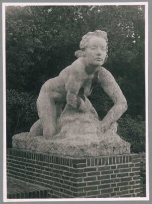 Kriechende I, 1926/27, Kalkstein
