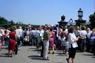 Rosenfest Dornburg: die Menge in Erwartung der Rosenkönigin