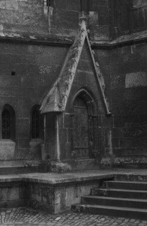Regensburg: Tor und Spitzbogen und Stufen an der Rückseite des Doms