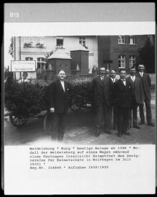 Modell der Weidelsburg auf einem Wagen während eines Festumzuges (vielleicht Heimatfest des Zweigvereins für Heimatschutz in Wolfshagen im Juli 1930)