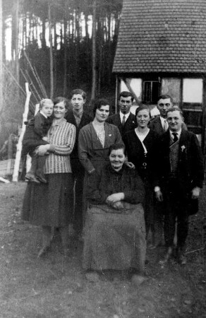 Wilsdruff-Grund-Wüstarabien. Lohmühle Wüstarabien, Tochter von Marie Lucius (sitzend), um 1930/40, Repro
