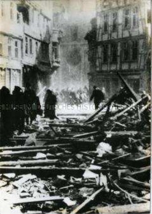Die Schmiedestraße in Halberstadt nach dem Luftangriff vom 8. April 1945