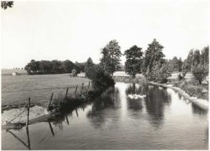Röder und Röderaue bei Skassa. Blick von der Röderbrücke nach Westen
