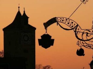 Blick am Abend von der Herrngasse zum Burgturm