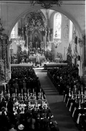 St. Märgen: Erstkommunikanten in der Kirche; Blick zum Altar von oben