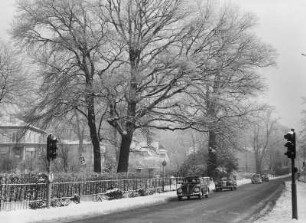 Elbchaussee : Hamburg. Die Elbchausee im Winter. Die 8,6 km lange Straße führt von Ottensen bis nach Blankenese