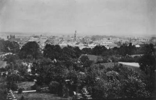 Radeberg. Stadtansicht mit Marktplatz und Stadtkirche. Blick nach Südwesten