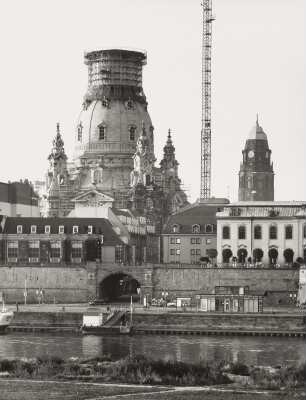 Frauenkirche : Blick vom Neustädter Ufer über die Elbe gegen Brühlsche Terrasse mit Einmündung Münzgasse in das Terrassenufer und Frauenkirche mit eingerüsteter Laterne, im Hintergrund der Rathausturm
