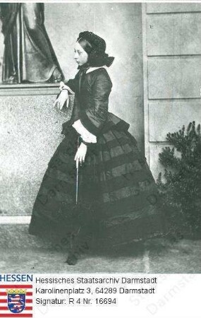 Alice Großherzogin v. Hessen und bei Rhein geb. Prinzessin v. Großbritannien (1843-1878) / Porträt, an Sockel vor Statue stehend, im rechten Profil, Ganzfigur