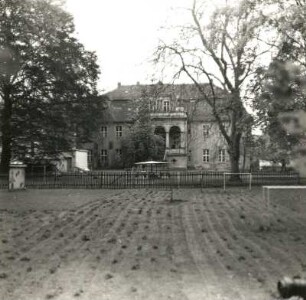Daubitz. Ehem. Herrenhaus (1720). Gartenseite mit Altan (2. H. 19. Jh.)