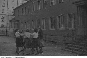 Dresden, Niedersedlitz. Kulturräume, April 1951
