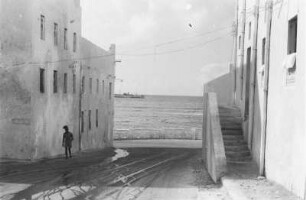 Indische Häuser in Mogadischu : Blick in eine Straße in Mogadischu . Zwischen den Häusern ist der Indische Ozean zu ekennen.