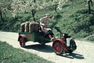 Fotografie: Einachstraktor, Einachsanhänger, Transportgerät